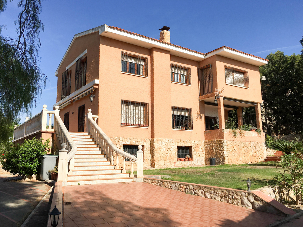 Large villa for sale Torrent with excellent access into Valencia –  016648