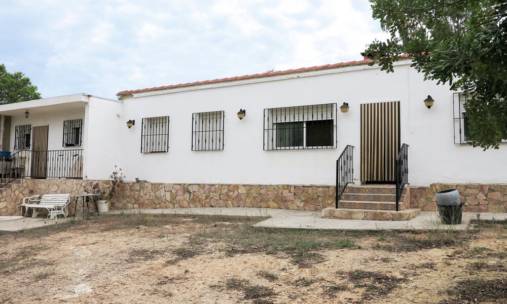 Large property with a large plot for sale in Montroy Valencia – 017708