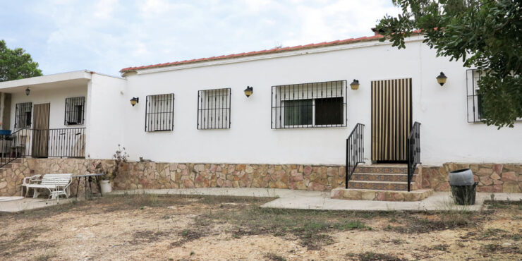 Large property with a large plot for sale in Montroy Valencia – 017708