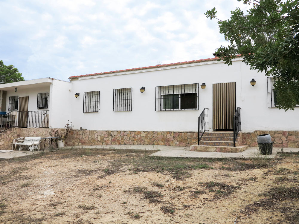 Valencia property for sale on a large plot, 5km outside of Montroy 017708