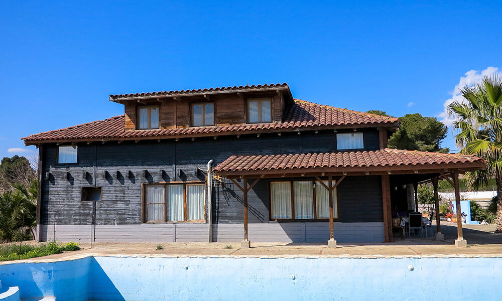 Large wooden villa for sale inbetween the towns of Montroy & Monserrat, Valencia – 022953Hot Property