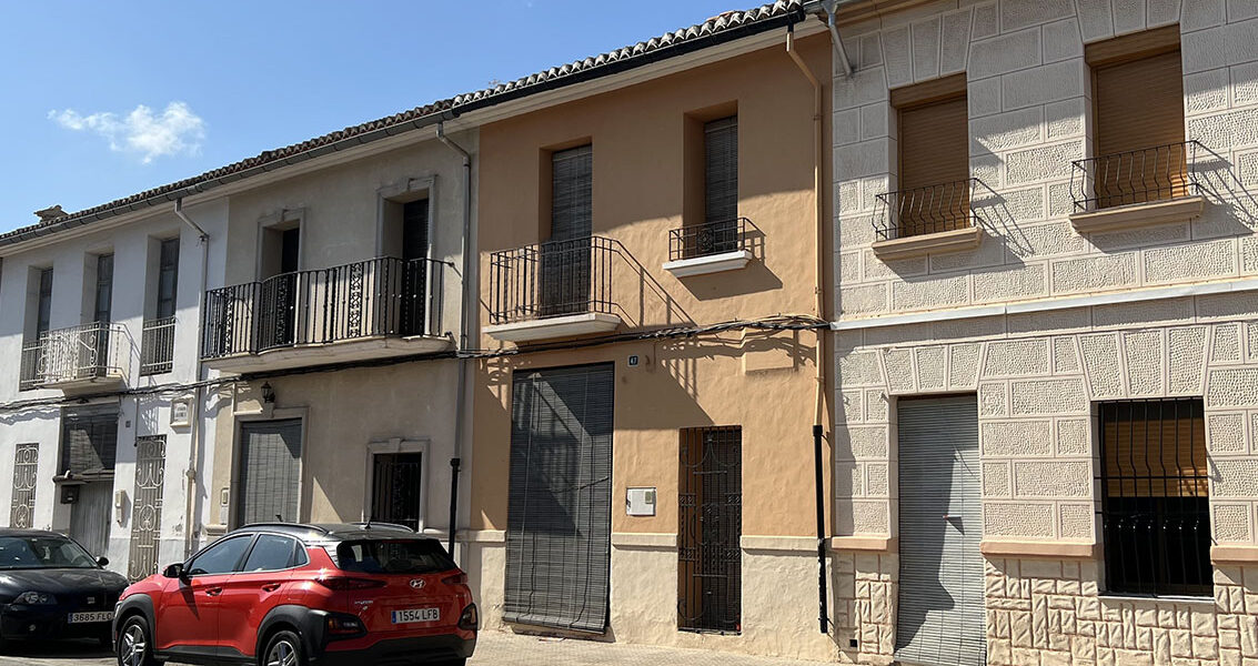 Large townhouse with courtyard garden for sale in Rotova, Gandia – 022983