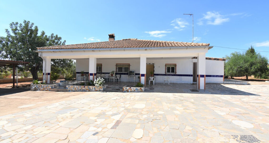 Country white-washed villa for sale in Montroy, Valencia – 022985