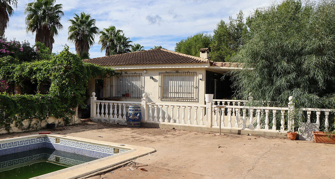 Large villa located on the Urbanisation San Cristobal in Alberic, Valencia – 022999Hot Property
