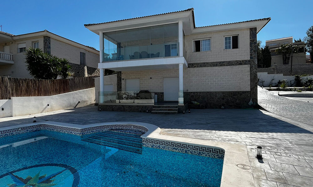 Luxury recently refurbished villa in ‘Cumbres de Calicanto’, Torrent, Valencia – NC023022