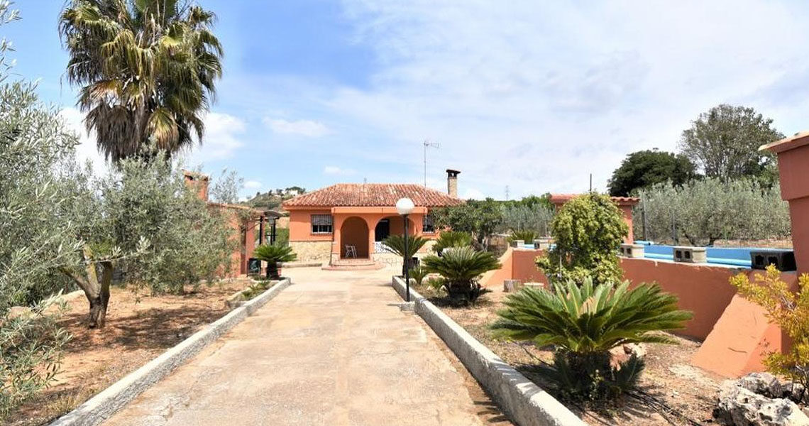 Villa for sale in Monserrat in a residential area with good views – 0230144Reserved