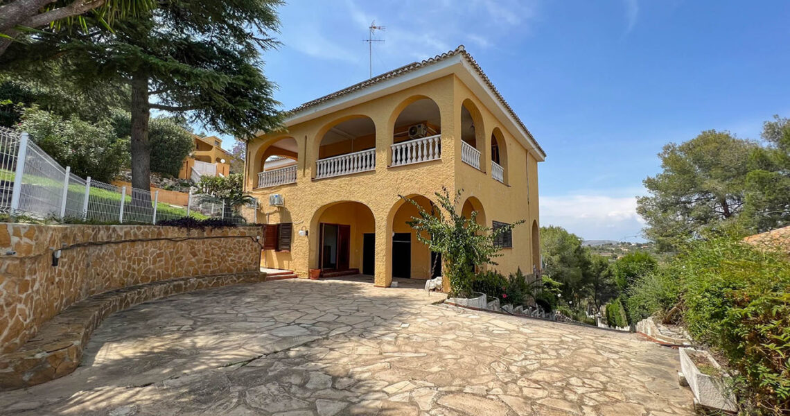 Large villa for sale in Monserrat, Valencia with distant sea views – 0230146