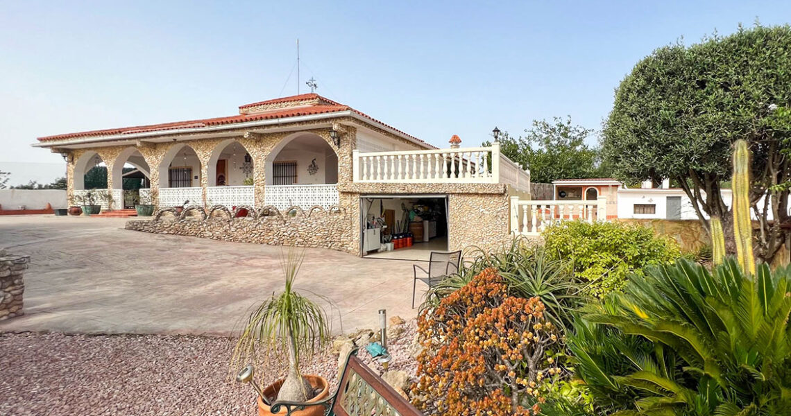Beautifully presented 4-bedroom villa for sale in Monserrat, Valencia – 0230159