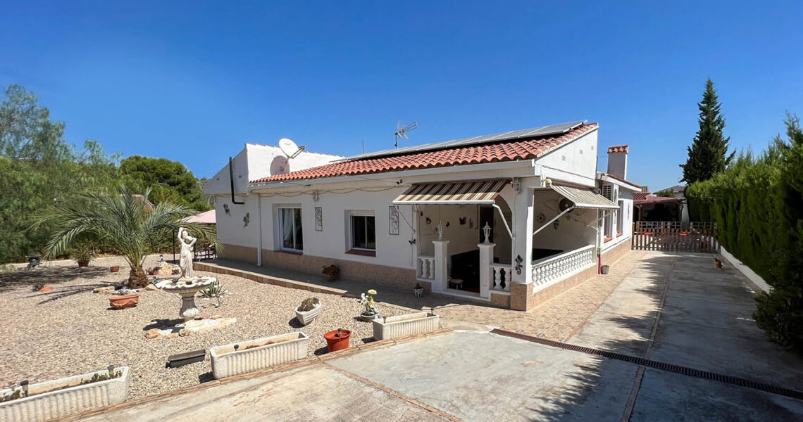 Immaculately presented villa for sale in a residential area, Vilamarxant – 0230161Reduced