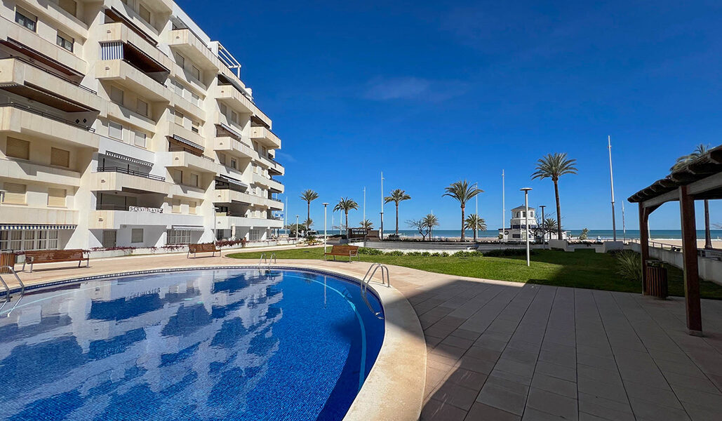 Immaculate two-storey apartment for sale on the front-line of Gandia Beach – NC0240200