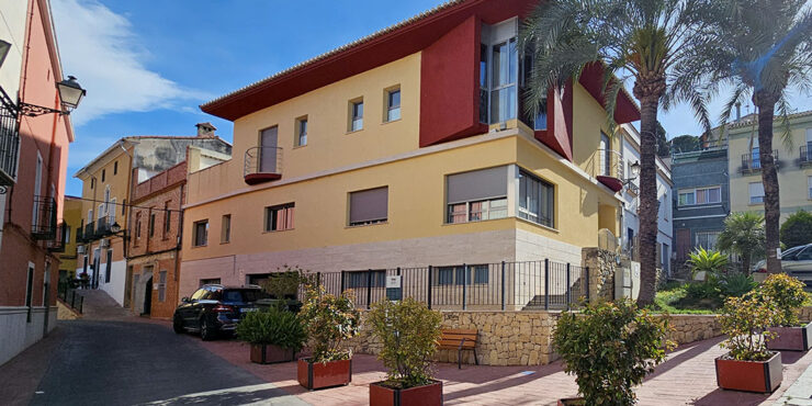 Immaculately presented large townhouse for sale in Ador – 0240213