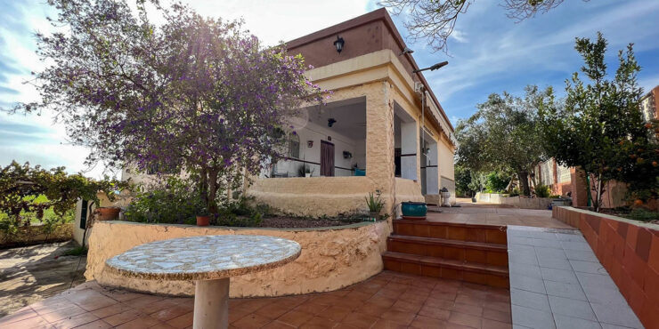 Well-presented villa for sale in Montroy boasting castle views – 0230166Reserved