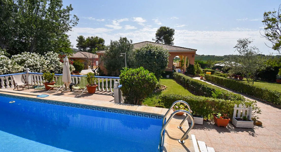 Well-presented villa with lawned gardens for sale in Torrent, Valencia – 0250270 Well-presented villa with lawned gardens for sale in Torrent, Valencia – 0250270