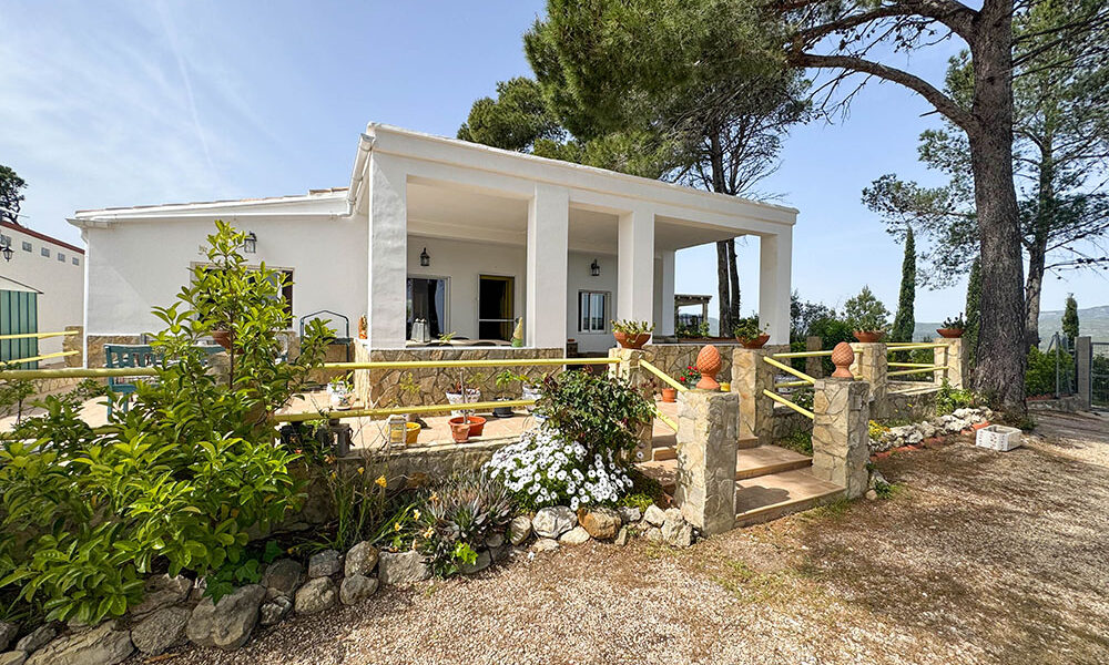 Beautiful villa for sale in Macastre, set deep in the countryside with panoramic views – 0260302