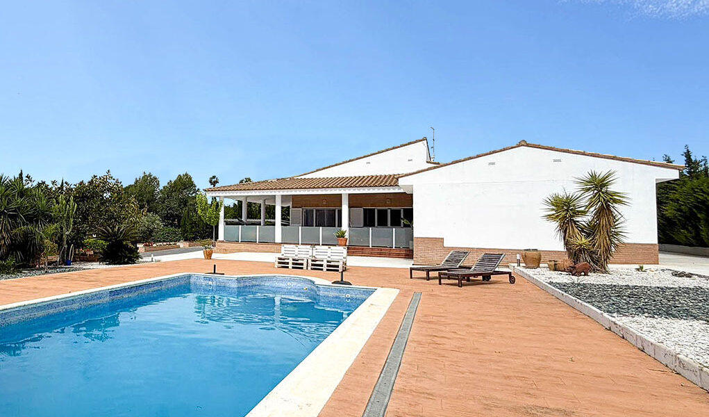 Contemporary villa located in a desirable residential area of Turis, Valencia – 0260304Hot Property