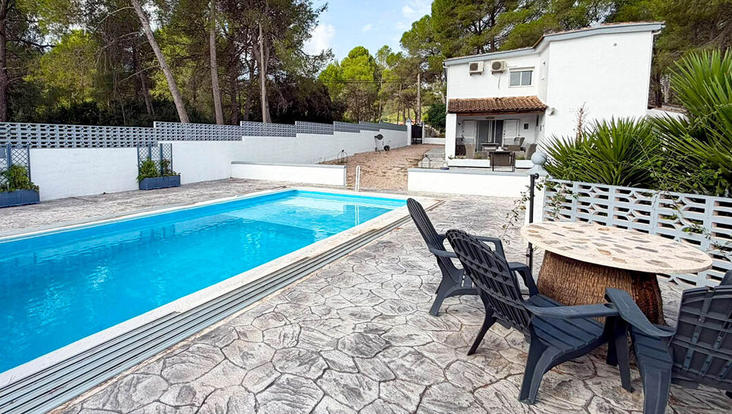 Large, modern villa for sale on the Urbanisation Llanoral, Macastre – 0260315